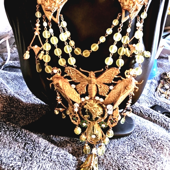 Stunning Glow Czechoslovakian Lime Green Crystals - Picture 2 of 9